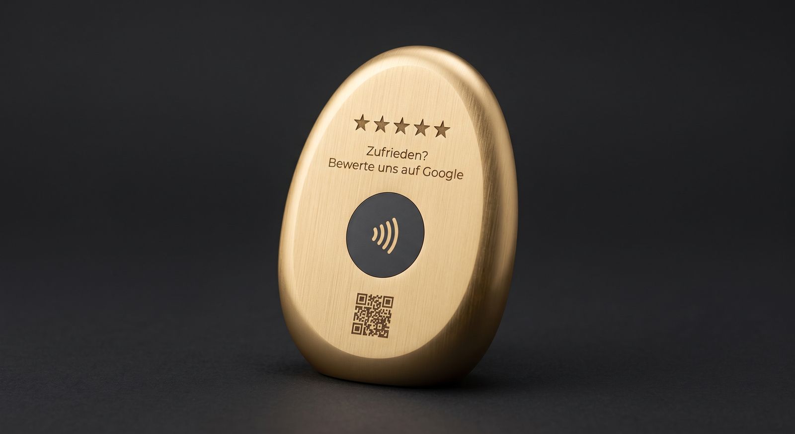 Die Fünfstern-Stele aus goldgebürstetem Aluminium mit fünf Sternen, NFC-Tap-Zone und QR-Code